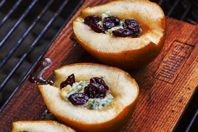 Груши с голубым сыром и вишней запечённые на кедровой дощечке