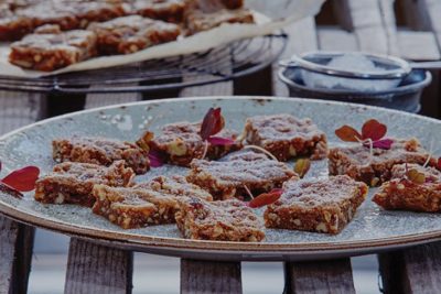 Пирожные с ирисом и орехами