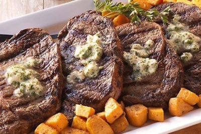 Стейк рибай с маслом из хрена и картофелем